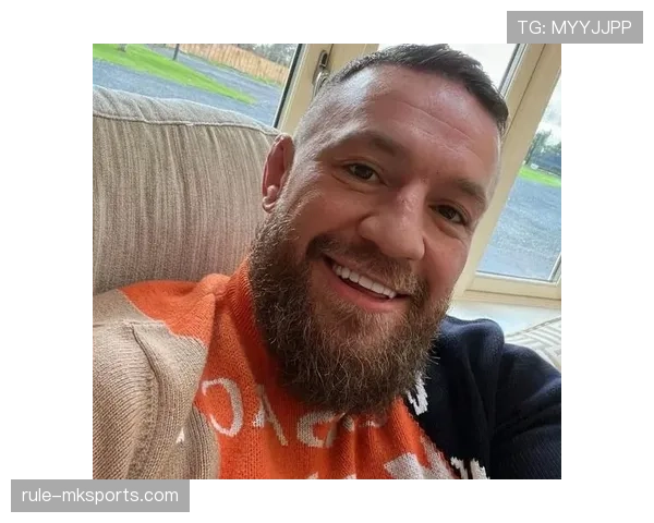 康纳·麦格雷戈穿睡衣下楼，门口停着三辆超跑，我笑出了声