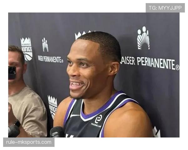 拉塞尔·韦斯特布鲁克掏出一块比我半年工资还贵的表，我只好默默翻钱包装淡定