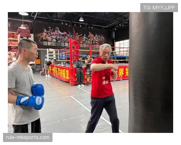 熊朝忠出门拎的包比我半年工资还贵，我这是来看球还是看时装周